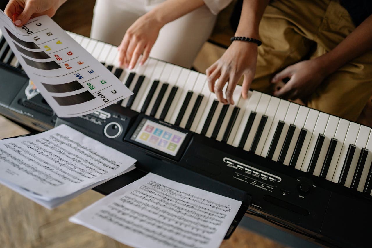 Sesión de producción musical con equipo de audio