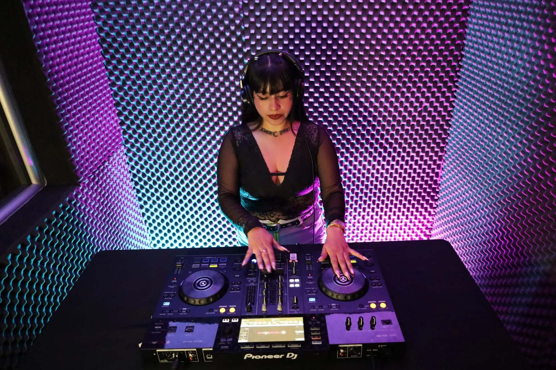 DJ de la comunidad DNA Music trabajando con equipo profesional