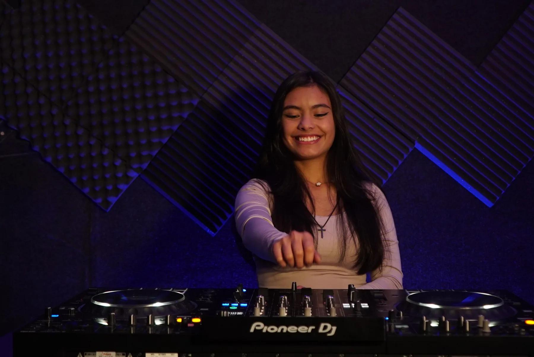Estudiante de DNA Music durante una presentación musical