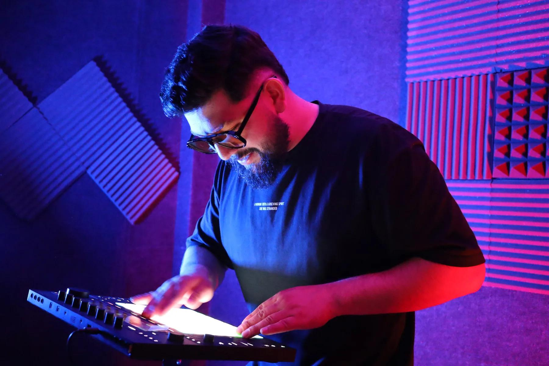Productor musical trabajando en su proyecto