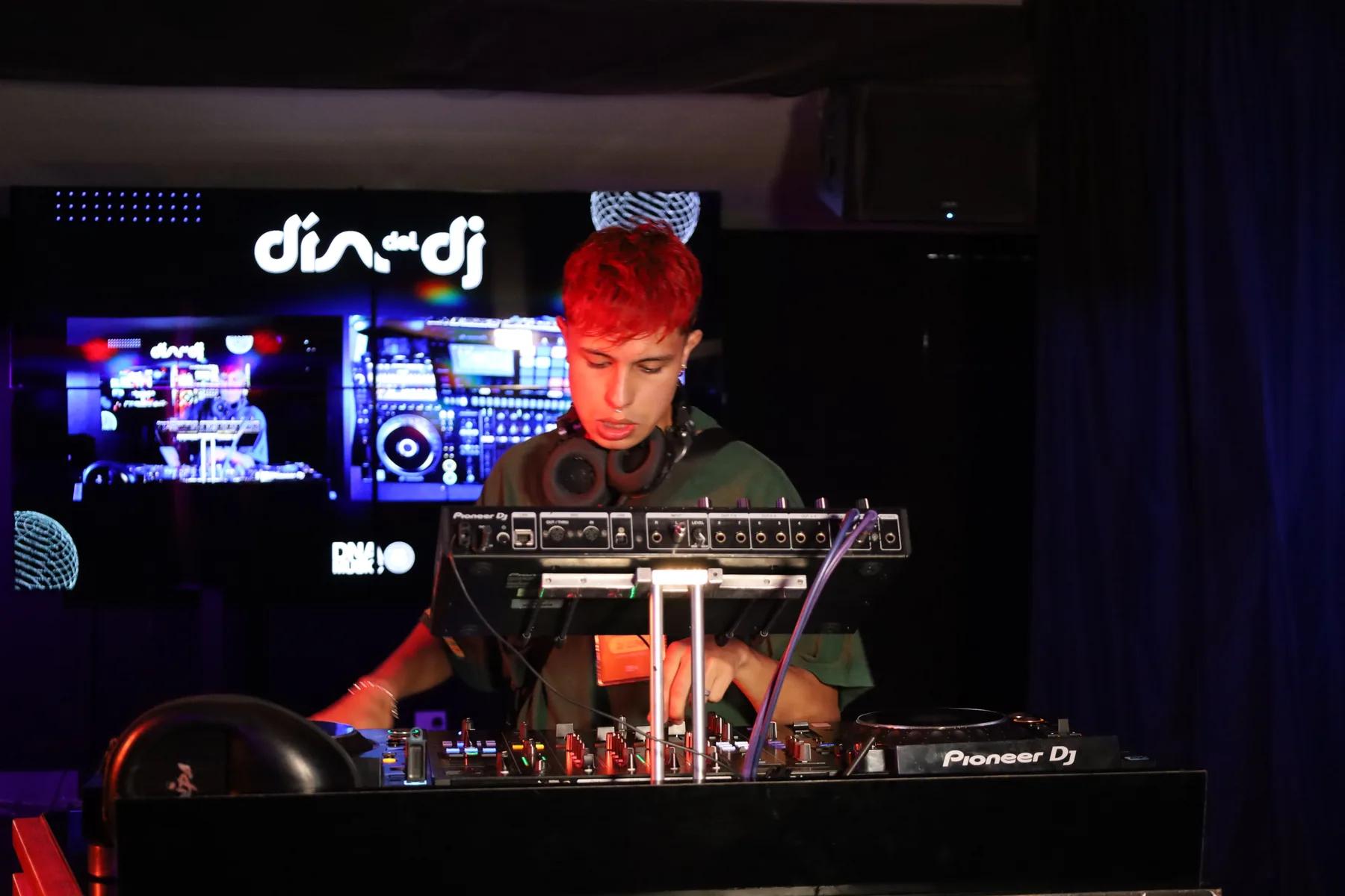Estudiante DJ presentando su trabajo en vivo
